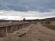 El projecte de carril lúdic a l’ermita avança amb la construcció del pont sobre el Cervol