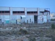 Vinaròs: naus industrials abandonades entre el camí Rossell i el marge dret del Cervol