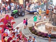 Desfilada de carrosses i batalla de confeti. Festes de Benicarló: sisena galeria festiva