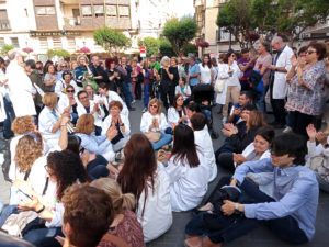 Prop d’un miler de persones es manifesten ‘per una sanitat pública als Ports i Baix Maestrat’